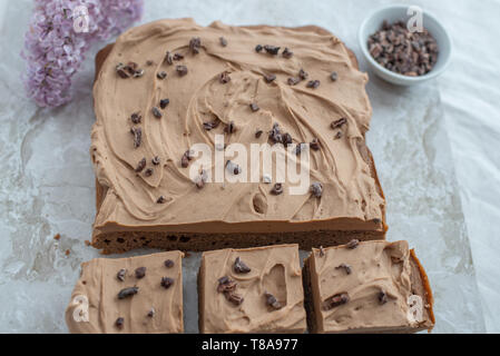 Brownie mit gesalzenem Karamell bereifen Stockfoto