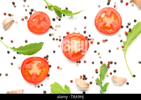 Zusammensetzung mit Tomaten, Kräutern und Gewürzen auf weißem Hintergrund Stockfoto