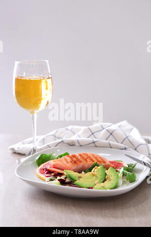 Mit lecker gegrilltem Fisch und Gemüse auf der Tischplatte Stockfoto