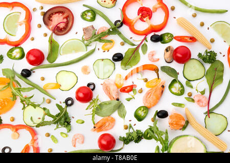 Frisches Gemüse und Meeresfrüchte auf weißem Hintergrund Stockfoto