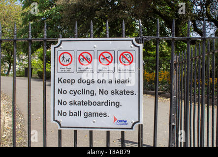 Umfassende Warnschild anfordern Keine skateboarding, Skating, Radfahren und kein Ball spiele auf dem Eingangstor Blumengarten. Stockfoto