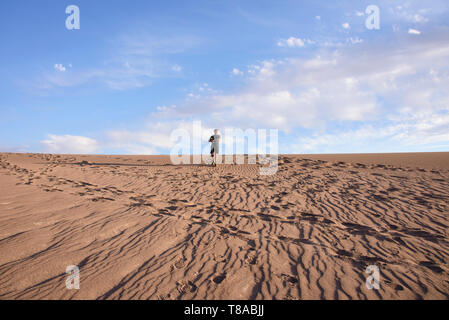 Touristen genießen die Salz, Sand, und desertscape im Moon Valley, San Pedro de Atacama, Chile Stockfoto