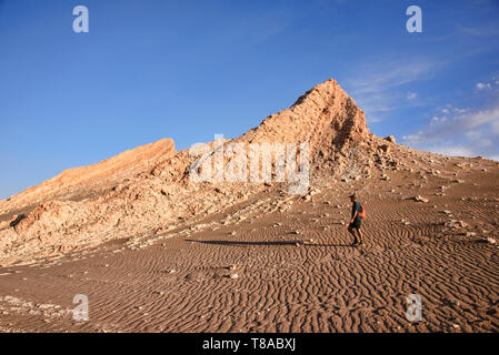 Touristen genießen die Salz, Sand, und desertscape im Moon Valley, San Pedro de Atacama, Chile Stockfoto