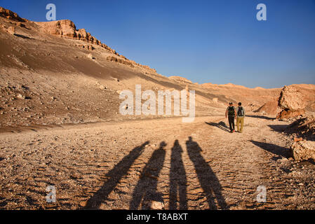 Touristen genießen die Salz, Sand, und desertscape im Moon Valley, San Pedro de Atacama, Chile Stockfoto