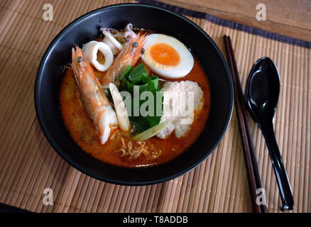 Tom Yum Kung (thailändische Küche), Tom Yum Kung seafood Suppe mit Nudeln. Tom Yam ist ein würzig klare Suppe typische in Thailand Stockfoto
