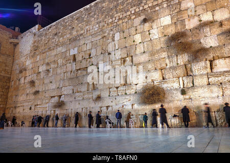 Beten an der westlichen Klagemauer des antiken Tempels in Jerusalem. Die Mauer ist der heiligste Ort für alle Juden in der Welt. Stockfoto