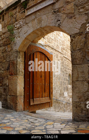 Haupttor zum Hof der Kirche des Heiligen Grabes, Altstadt von Jerusalem, Israel Stockfoto