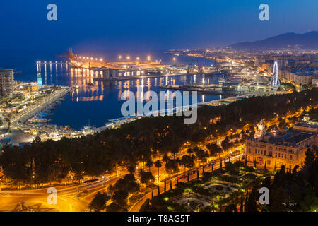 Architektur von Malaga in der Nacht gesehen. Malaga, Andalusien, Spanien. Stockfoto