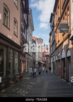 Marburg, Deutschland - 27. August 2017: das Stadtbild der Stadt Marburg und zufällige Menschen in der Fußgängerzone (wettergasse) Stockfoto
