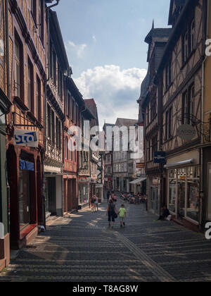 Marburg, Deutschland - 27. August 2017: das Stadtbild der Stadt Marburg und zufällige Menschen in der Fußgängerzone (wettergasse) Stockfoto