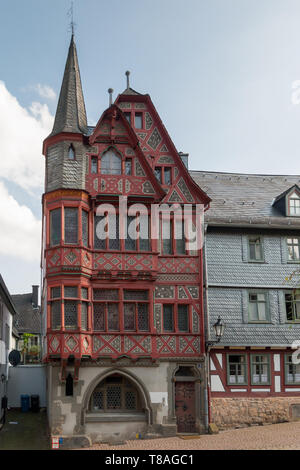 Marburg, Deutschland - 27. August 2017: Fachwerkhaus in Grau und Rot Stockfoto