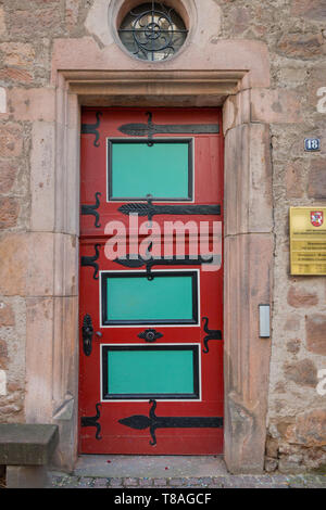 Marburg, Deutschland - 27. August 2017: Bunte alte Tür Marburg Standesamt Stockfoto