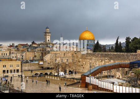 Die westliche (Klagemauer) Mauer der Altstadt Jerusalems. Der Felsendom und die Al-Aqsa Moschee sind im Hintergrund. Stockfoto