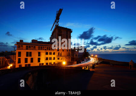 Baustelle bei Nacht in Old San Juan, Puerto Rico. Blick vom Castillo San Cristobal. Stockfoto