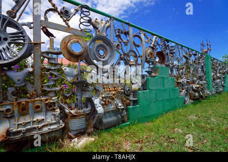 Zaun aus gebrauchten Autoteilen, wie von der öffentlichen Straße aus gesehen. Willikies, Antigua Stockfoto