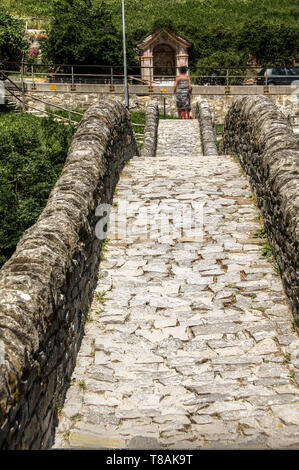 Der Ponte dei Salti, berühmte humped mittelalterliche Brücke in Lavertezzo, Schweiz Stockfoto