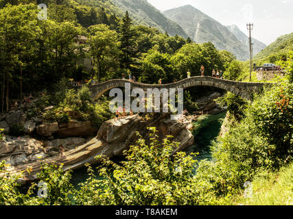 Der Ponte dei Salti, berühmte humped mittelalterliche Brücke in Lavertezzo, Schweiz Stockfoto