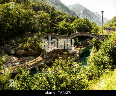 Der Ponte dei Salti, berühmte humped mittelalterliche Brücke in Lavertezzo, Schweiz Stockfoto