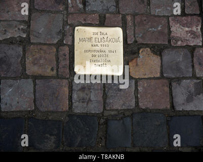 Plaketten in Gehwege in Prag zum Gedenken an die Opfer des Holocaust. Ein Engländer geht rund um die Stadt Reinigung sie damit nicht die Opfer vergessen werden Stockfoto