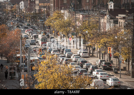 TORONTO, KANADA - 13. NOVEMBER 2018: Stau auf College Street in der Innenstadt von Toronto, Ontario, Kanada, aus Autos und Straßenbahnen, während der Hauptverkehrszeiten. Stockfoto