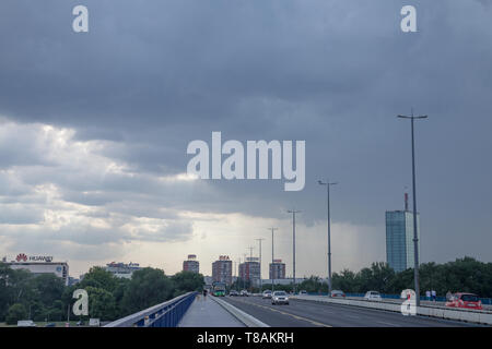 Belgrad, Serbien - Juni 3, 2018: regnerischen Nachmittag auf Brankov Most (Branko's Bridge) mit neuen Belgrad (Novi Beograd) und Usce Tower im Hintergrund. Stockfoto