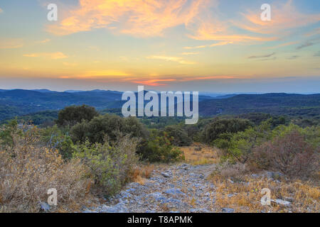 Sonnenaufgang über Cevennen in der Nähe von Monoblet, Royal, Südfrankreich. Stockfoto