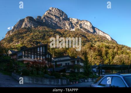 Der markante Gipfel des Gonzen bei Sargans, über seine Weinberge gesehen, Schweizer Alpen Stockfoto