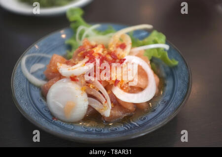 Würzig und Sauerkirschen roh Scheibe lachs Salat Stockfoto