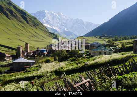 Berglandschaft mit verschneiten Gipfel. Die alten alpinen Dorf. Sonnigen Sommertag mit einem klaren Himmel. Das Dorf Ushguli und den Berg Shkhara. Main Ca Stockfoto