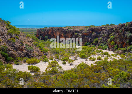 Mandu Mandu Gorge River Bed während der trockenen Jahreszeit in Richtung Indischer Ozean im Cape Range National Park in Australien Stockfoto