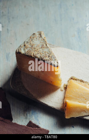 Mittelreife Käse' Nähe Rosmarin', die mit roh Schafmilch und in Iberischen Schmalz und Romero. Goldmedaillen bei den World Cheese Awards geheilt und Th Stockfoto