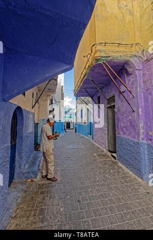 Marokko, Tanger Tetouan region, Tanger, die Altstadt (Medina), schmale Straße in der Kasbah Stockfoto