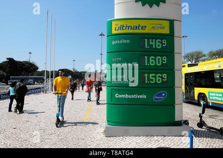 BP Ultimate Kraftstoff Benzin Benzin Diesel Preis Preise Anzeige und yourng Menschen reiten Roller in Belem, Lissabon Portugal Europa EU-KATHY DEWITT Stockfoto