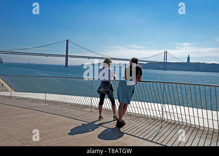 Ein älteres Ehepaar halten vor Maat für einen Blick auf den 25. April Brücke und den Fluss Tajo Rio Tejo in Belem, Lissabon Portugal Europa EU-KATHY DEWITT Stockfoto