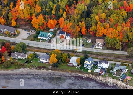 Kanada, Provinz Quebec, Charlevoix Region, Saint-Joseph-de-la-Rive, Häuser an den Ufern des St. Lawrence River (Luftbild) Stockfoto