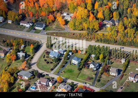 Kanada, Provinz Quebec, Charlevoix Region, La Malbaie, Häuser entlang der Autobahn 138 (Luftbild) Stockfoto