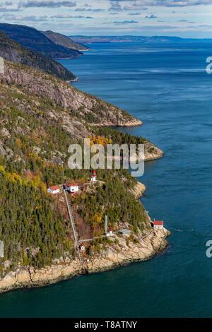 Kanada, Provinz Quebec, Charlevoix Region, Saint-Siméon, Kap-Tête-au-Chien Leuchtturm Weltkulturerbe Gegründet 1909 am Nordufer des St. Lawrence River (Luftbild) Stockfoto