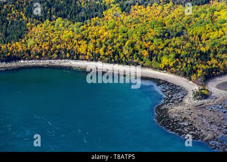 Kanada, Provinz Quebec, Charlevoix Region, der Nordküste des St. Lawrence River mit seinen Stränden und Klippen mit Bäumen in den Farben des Indian Summer (Luftbild) Stockfoto