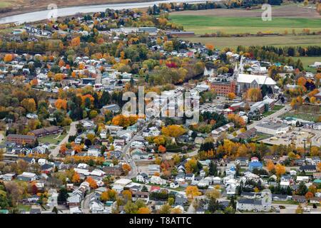 Kanada, Provinz Quebec, der Charlevoix Region vom Himmel, die Stadt der Baie-Saint-Paul in den Farben des Indian Summer (Luftbild) Stockfoto