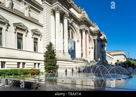 Brunnen HAUPTEINGANG METROPOLITAN MUSEUM DER KUNST (© Richard Morris Hunt 1874) FIFTH AVENUE in Manhattan NEW YORK CITY USA Stockfoto