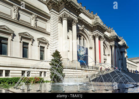 Brunnen HAUPTEINGANG METROPOLITAN MUSEUM DER KUNST (© Richard Morris Hunt 1874) FIFTH AVENUE in Manhattan NEW YORK CITY USA Stockfoto