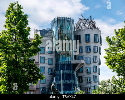 Die Nationale Nederlanden Gebäude, bekannt als die "Tanzenden Haus" oder manchmal "Fred und Ginger", ist eine der bedeutendsten Sehenswürdigkeiten in Prag Stockfoto