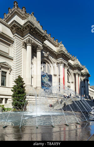 Brunnen HAUPTEINGANG METROPOLITAN MUSEUM DER KUNST (© Richard Morris Hunt 1874) FIFTH AVENUE in Manhattan NEW YORK CITY USA Stockfoto