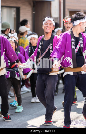 Volks, Japan - 5. Mai, 2019: Die Menschen in traditionellen Kostümen drawning massive Schwimmen durch die Straße während der neuen imperialen Ära sind Iwa' Feier pa Stockfoto