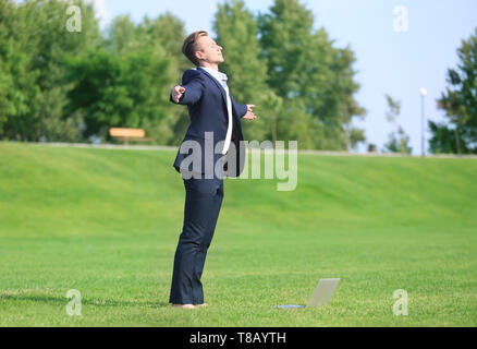 Junger Mann in formelle Kleidung ruht im Freien Stockfoto