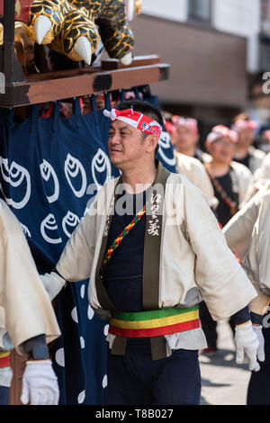 Volks, Japan - 5. Mai, 2019: Die Menschen in traditionellen Kostümen Parade durch die Straße drawning massive schwimmt neuen imperialen Ära zu feiern Iwa' Stockfoto