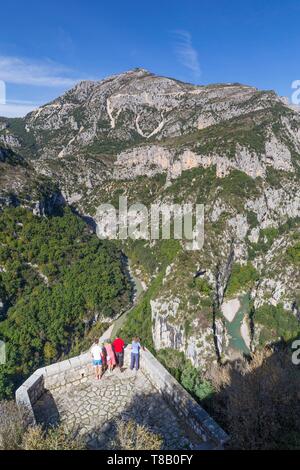 Frankreich, Alpes-de-Haute-Provence, Verdon Regional Park, Gorges du Verdon, Ansicht des Verdon und Brèche Imbert vom Belvedere der Balkon von La Mescla Stockfoto