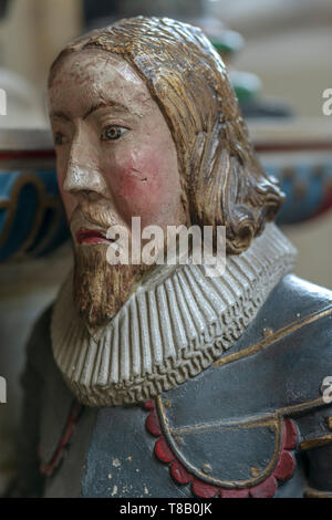 Die geschnitzten Figuren auf der eindrucksvollen Denkmal für Sir John popham im Norden Chor Gang von St. Johannes der Täufer Kirche, Wellington, Somerset. Stockfoto