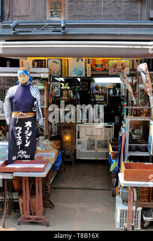 Yanaka, Tokio, Japan, 12. Juli 2018: Typisch japanische Vintage Shop im Bereich Yakana in Tokio, Japan Stockfoto