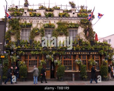 The Churchill Arms Pub - wie die buntesten Pub in London bekannt. Stockfoto